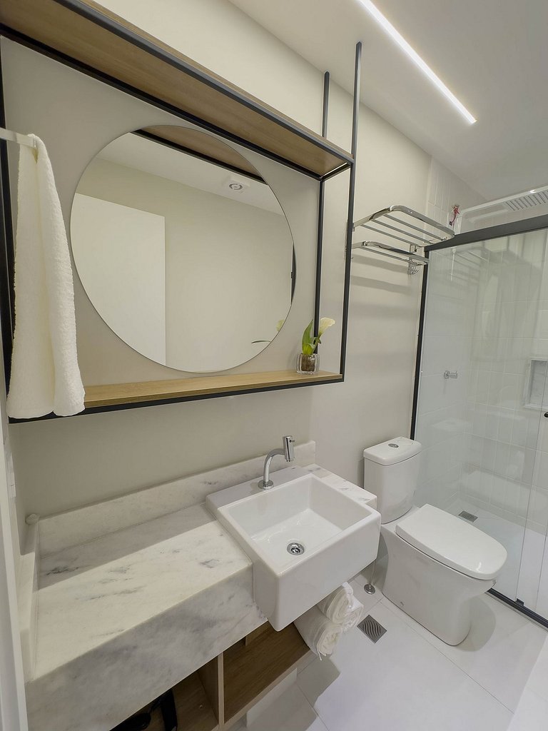 FR1605A Estúdio moderno com cama king e garagem