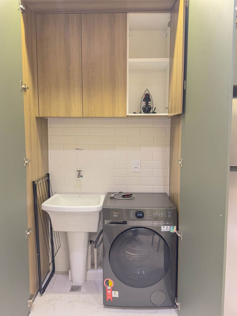 FR1605A Estúdio moderno com cama king e garagem