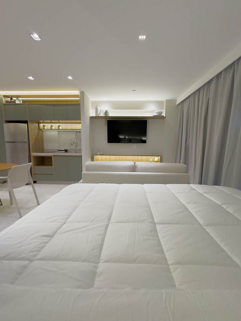 FR1605A Estúdio moderno com cama king e garagem