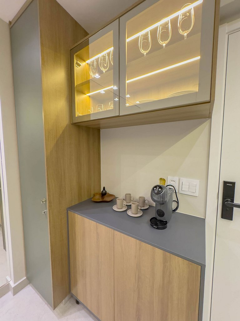 FR1605A Estúdio moderno com cama king e garagem