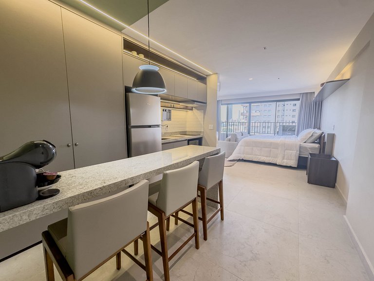 FR1103B Estúdio moderno com cama king e garagem