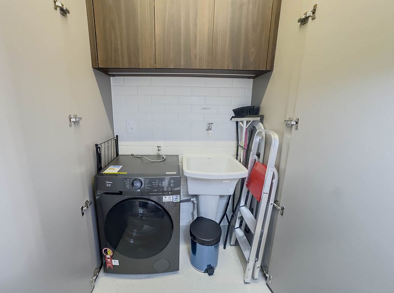 FR1103B Estúdio moderno com cama king e garagem