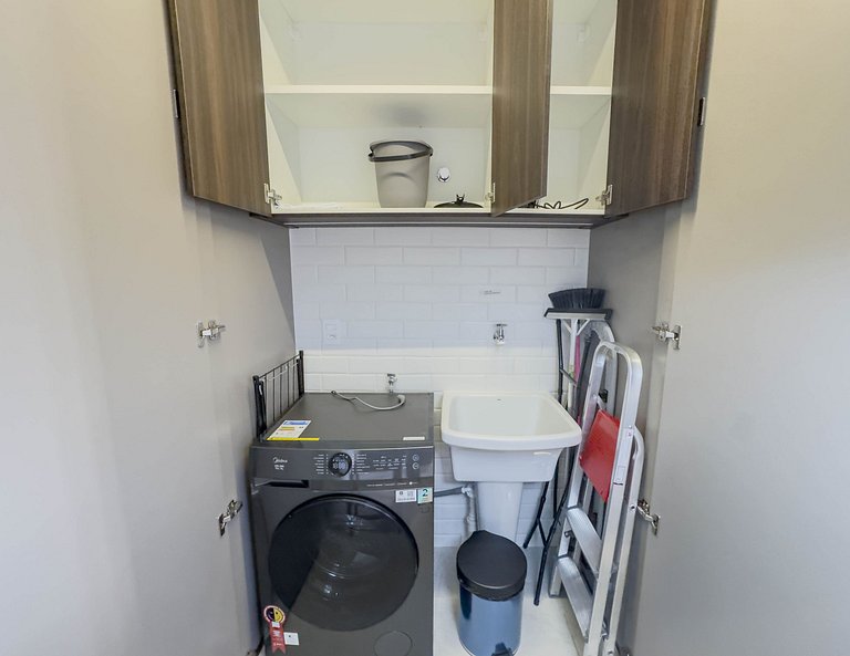 FR1103B Estúdio moderno com cama king e garagem