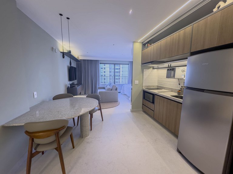 FR1307A Moderno e completo com cama king e garagem