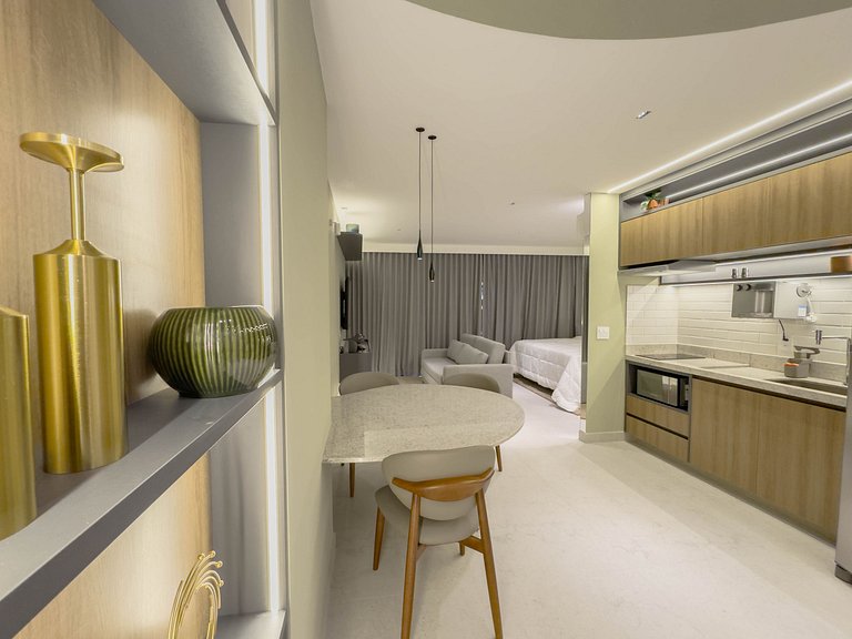 FR1307A Moderno e completo com cama king e garagem