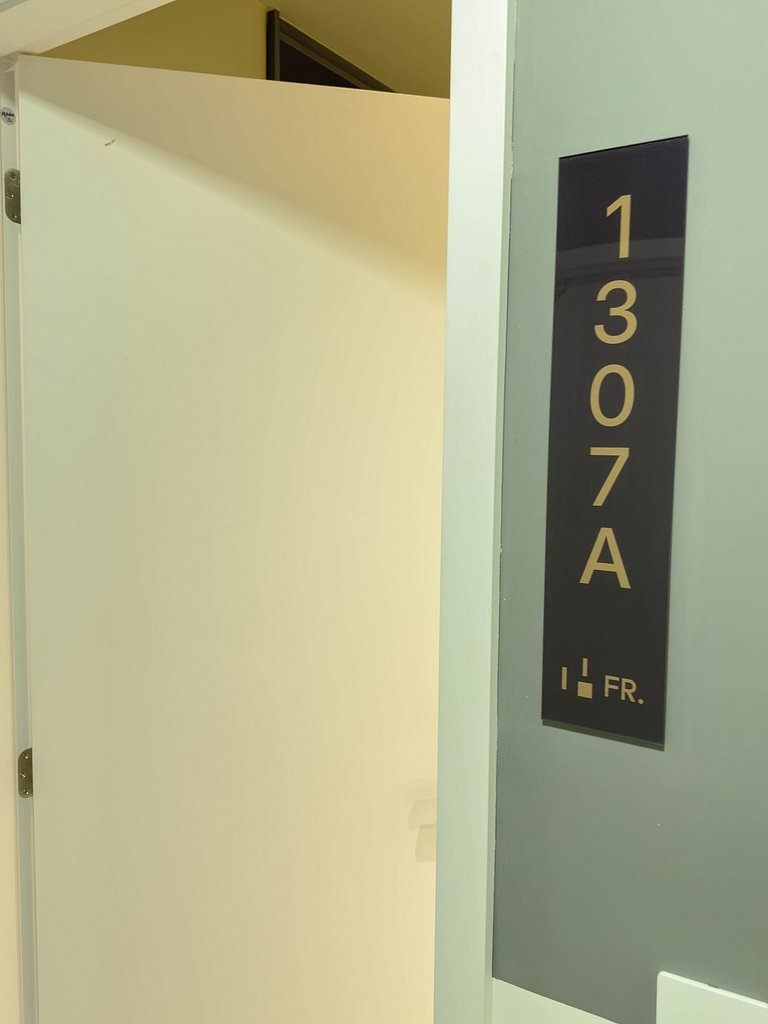 FR1307A Moderno e completo com cama king e garagem