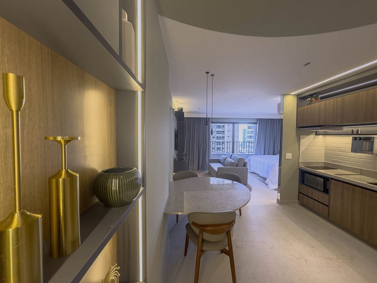 FR1307A Moderno e completo com cama king e garagem