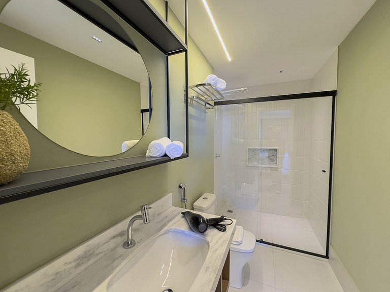 FR1307A Moderno e completo com cama king e garagem
