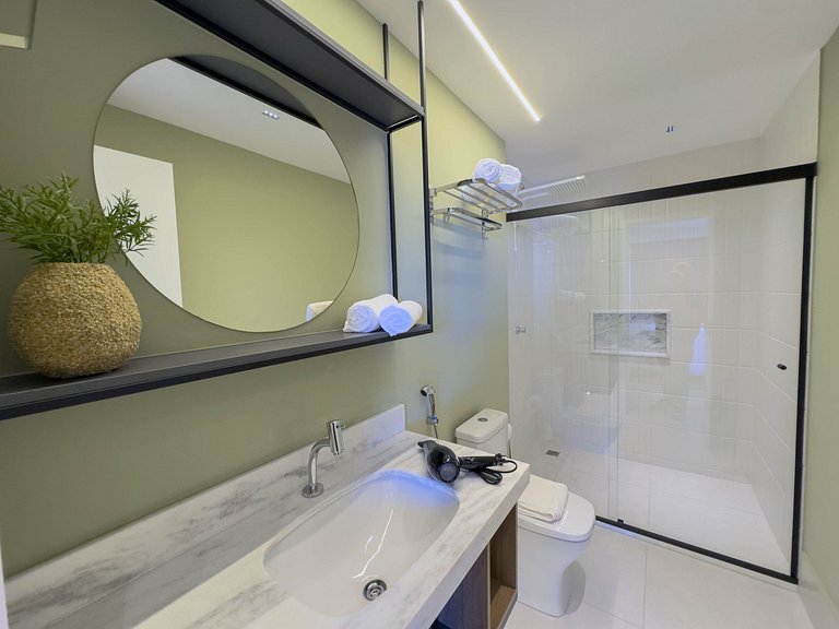 FR1307A Moderno e completo com cama king e garagem