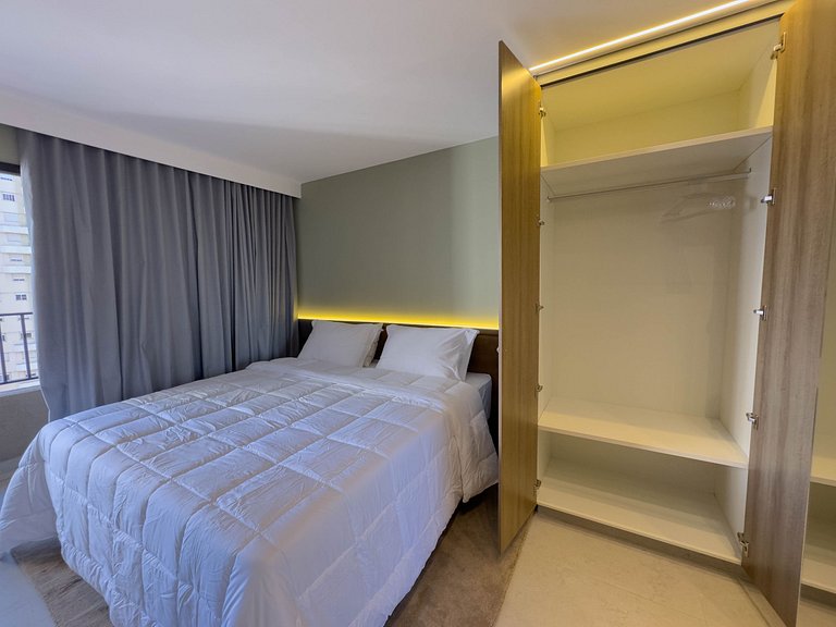 FR1307A Moderno e completo com cama king e garagem